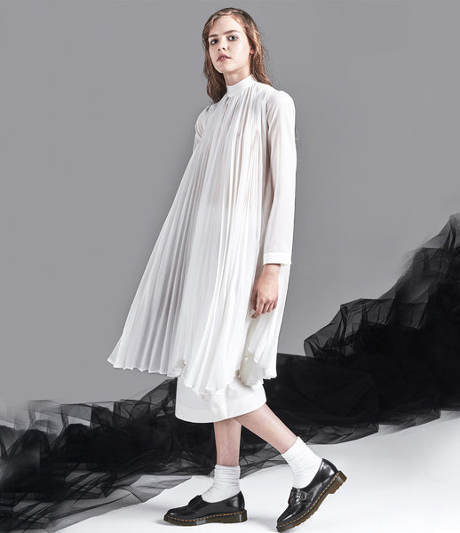 Serafin-Andrzejak_womenswear_white_midi_wool_bespoke_dress_victorian_feminine_high_collar_studs_sophisticated_elegant_kidsofdada