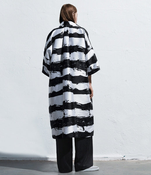 Arethé-Stockholm_striped_coat_cocoon_black_white_jacquard_kimono_oversized_300_womenswear_fashion_kidsofdada