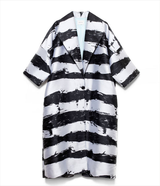 Arethé-Stockholm_striped_coat_cocoon_black_white_jacquard_kimono_oversized_300_womenswear_fashion_kidsofdada