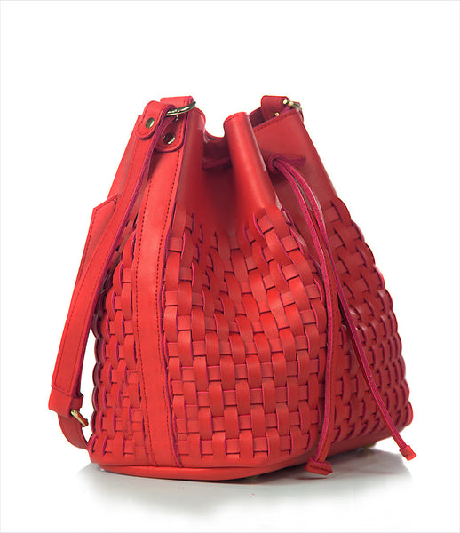 Elena_Athanasiou_shoulderbag_accessory_handmade_woven_recycled_leather_red_bucket_shape_adjustable_strap_classic_fashion_kidsofdada