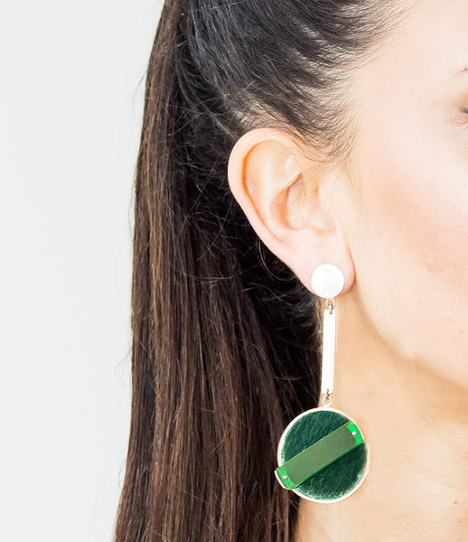 Isabel_Englebert_earrings_jewelry_handmade_silver_cow_hair_acrylic_green_short_drop_round_70s_stylish_kidsofdada