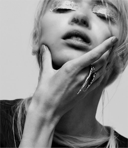 LLY_Atelier_claw_ring_jewelry_jewellery_silver_statement_costume_texture_accessories_women_fashion_kidsofdada